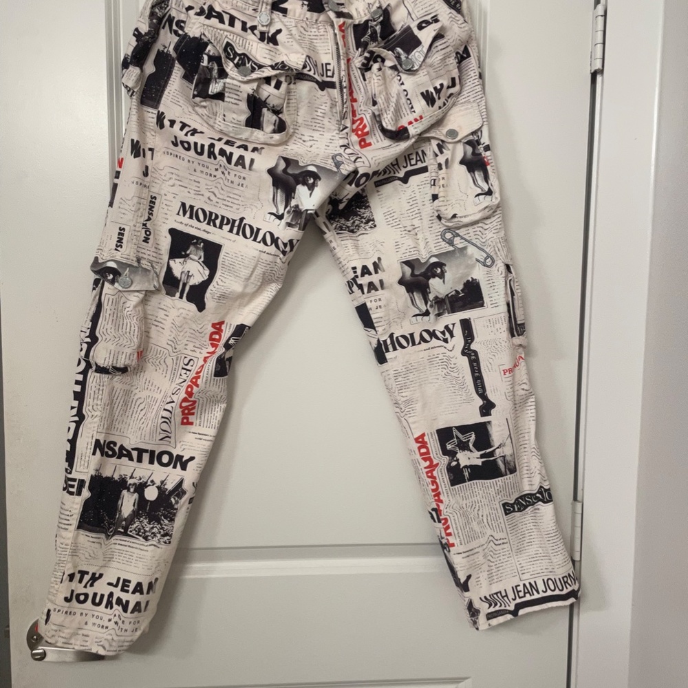 With Jéan Tommy Cargo Pants - Read All About It Newspaper Print (S)